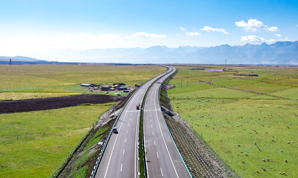 10月16日，中國(guó)中鐵旗下中鐵十局參建的青海扁門高速公路盤坡至浩門段正式通車，西寧至門源實(shí)現(xiàn)全程高速，行車時(shí)間由原來(lái)的2.5小時(shí)縮減至1.5小時(shí)。