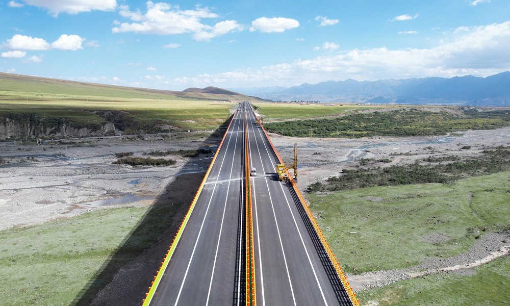 張掖至汶川高速扁都口（甘青界）至門源（克圖）段全長(zhǎng)150.08公里，全線采用雙向四車道高速公路標(biāo)準(zhǔn)建設(shè)，中鐵十局七公司承建合同段位于門源縣青石嘴鎮(zhèn)浩門，線路穿越“百里油菜花海”，全長(zhǎng)26.5公里。開工以來(lái)，建設(shè)者克服高海拔、高原嚴(yán)寒、強(qiáng)紫外線等惡劣自然環(huán)境，攻克了水草濕地腐殖土質(zhì)等諸多技術(shù)難題，順利建成公路。建設(shè)過程中，項(xiàng)目部始終將生態(tài)環(huán)保工作擺在首位，對(duì)取（棄）土場(chǎng)邊使用邊恢復(fù)治理，植被恢復(fù)覆蓋率達(dá)到95%以上。