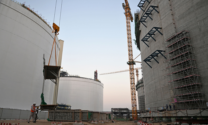 近年來，天津市濱海新區南港工業區發揮自身區位、港口、產業和市場優勢，主動融入京津冀協同發展戰略，積極承接北京非首都功能疏解，打造國家能源儲備基地和世界一流綠色化工新材料基地。如今，原本是一片鹽堿荒灘的園區已形成從原油開采、加工到化工產品、化工新材料生產較完整的石化產業鏈條。截至2022年6月底，南港工業區已累計簽約實體類項目130個，總投資近1700億元。圖為10月19日，在中石化天津液化天然氣（LNG）接收站，工作人員在吊裝儲罐部件。新華社記者 趙子碩 攝