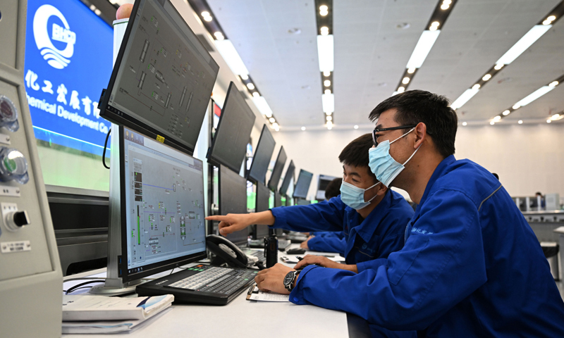 10月19日，天津渤化化工發展有限公司工作人員在生產控制中心查看設備運行情況。新華社記者 趙子碩 攝