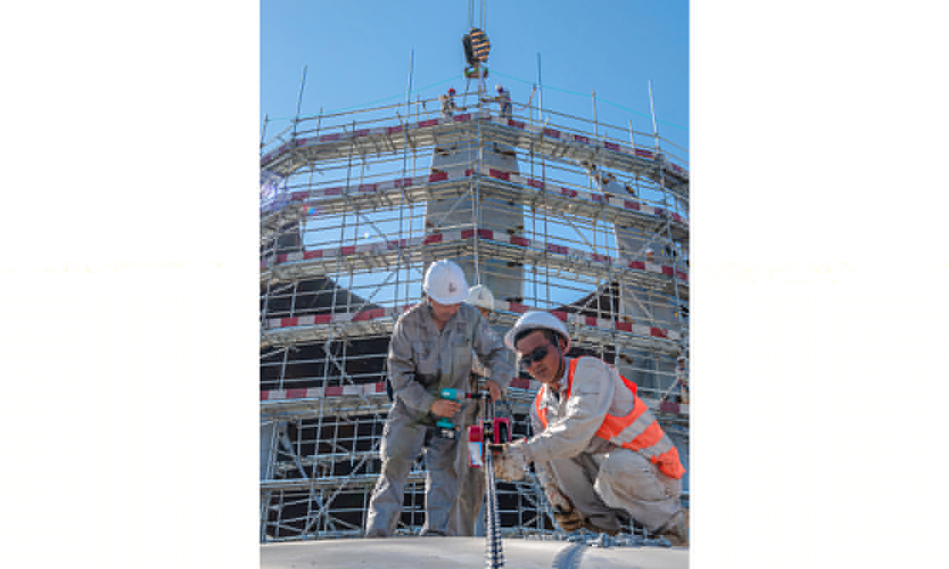 在中石化天津南港乙烯項目建設現場，施工人員在固定鋼板（9月9日攝）。新華社發