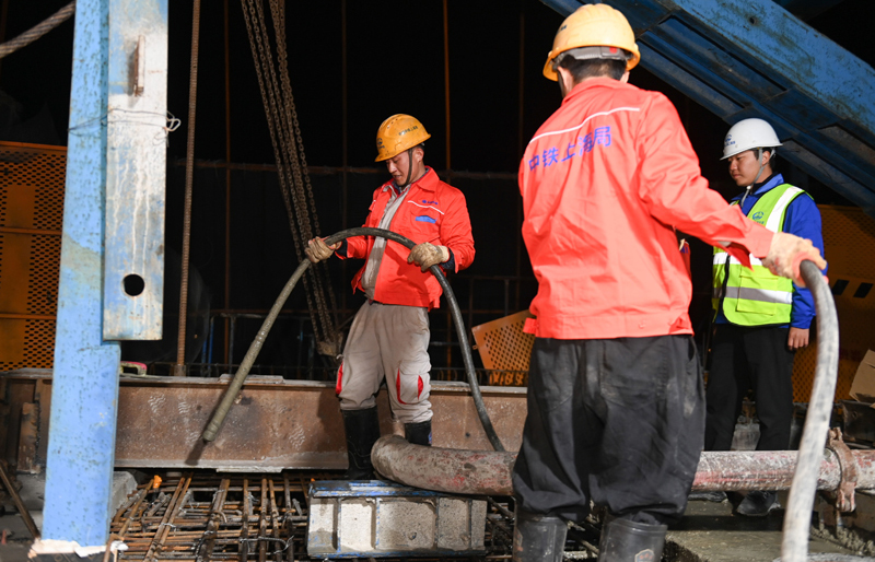 10月20日凌晨，工程技術人員在杭溫鐵路二期工程跨杭黃鐵路特大橋最大跨度連續梁施工現場作業。新華社記者 黃宗治 攝