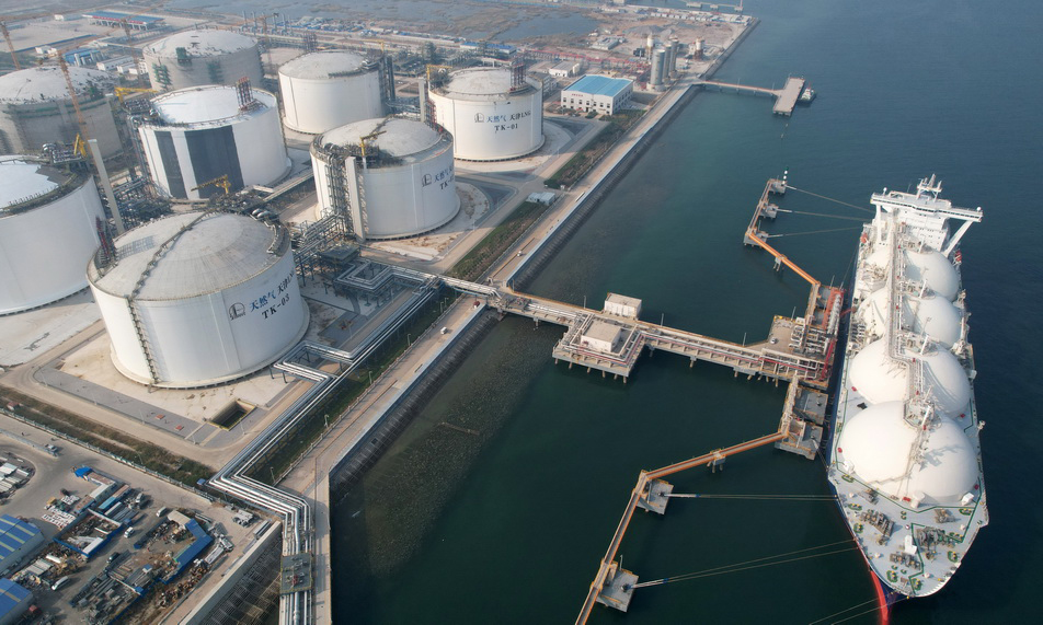 10月21日，一艘液化天然氣運(yùn)輸船靠泊在中國(guó)石化天津LNG接收站“1號(hào)泊位”進(jìn)行卸船作業(yè)（無(wú)人機(jī)照片）。新華社記者 趙子碩 攝