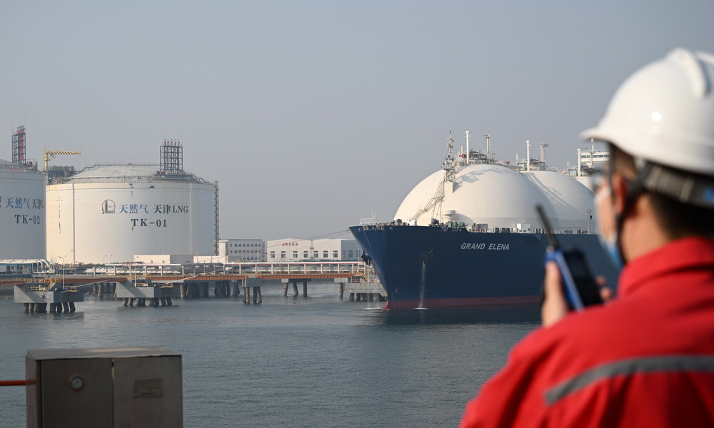 10月21日，卸船經(jīng)理在中國(guó)石化天津LNG接收站碼頭指揮船舶作業(yè)。新華社記者 趙子碩 攝