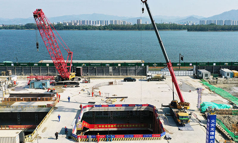 10月24日，直徑15.76米的“富春號”盾構(gòu)機抵達(dá)接收工作井，由中鐵十四局承建、位于浙江省杭州市富陽區(qū)的秦望通道工程過江隧道順利穿越富春江，實現(xiàn)貫通。圖為10月24日在浙江省杭州市富陽區(qū)拍攝的秦望通道工程過江隧道盾構(gòu)機接收工作井（無人機照片）。新華社記者 黃宗治 攝