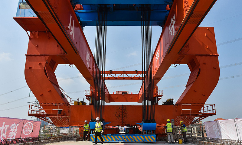 10月25日，施工人員在增江特大橋架梁現場進行配合作業。新華社記者 劉大偉 攝