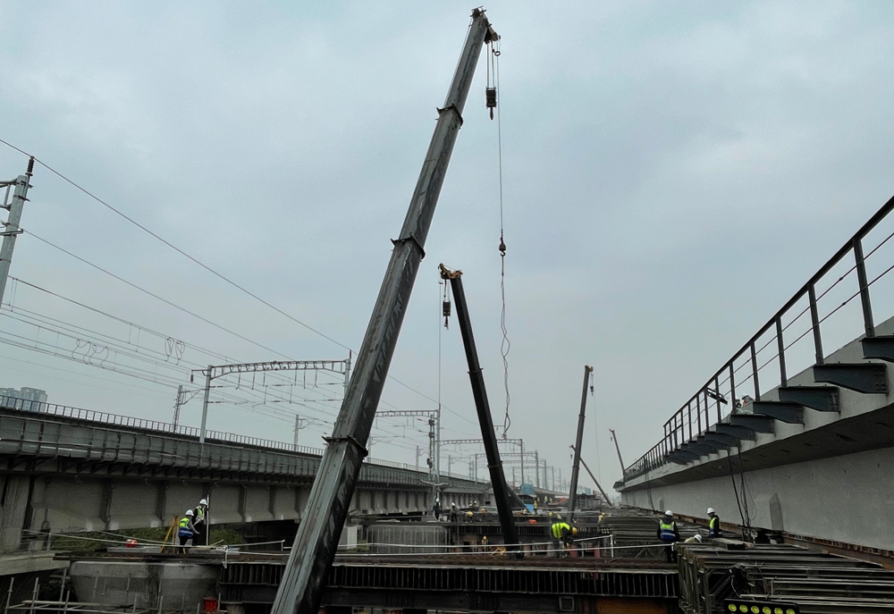 本次施工的成都南聯(lián)絡右線特大橋位于成都市三環(huán)路南三段至錦江大道之間，梁體全長89.9米，高2.5米，梁體重約2200噸，為全線重點工程。施工過程中，平移粱平移距離為22.29米，相當于在空中同時拖動1500輛小轎車進行移動。該平移粱施工同時創(chuàng)下了國內(nèi)最大的連續(xù)變截面道岔梁橫向平移施工記錄，為同類型施工提供了經(jīng)驗。圖為平移梁施工現(xiàn)場。