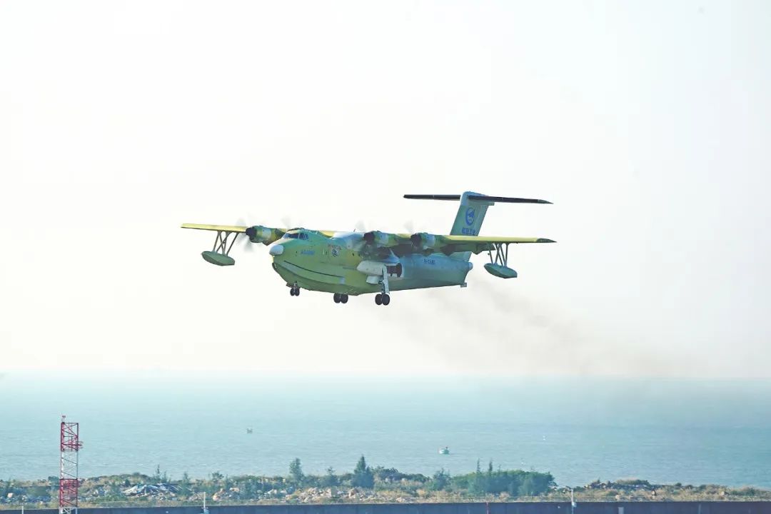 12月9日，由我國航空工業(yè)自主研制的大型滅火/水上救援水陸兩棲飛機“鯤龍”AG600M（1006架）在廣東珠海首飛成功。這是2022年以來第三架完成首次飛行試驗的AG600M飛機，航空工業(yè)研制全線繼成功完成12噸投汲水功能驗證后，向著2023年6月正式投入實戰(zhàn)使用再次邁進了關(guān)鍵一步。