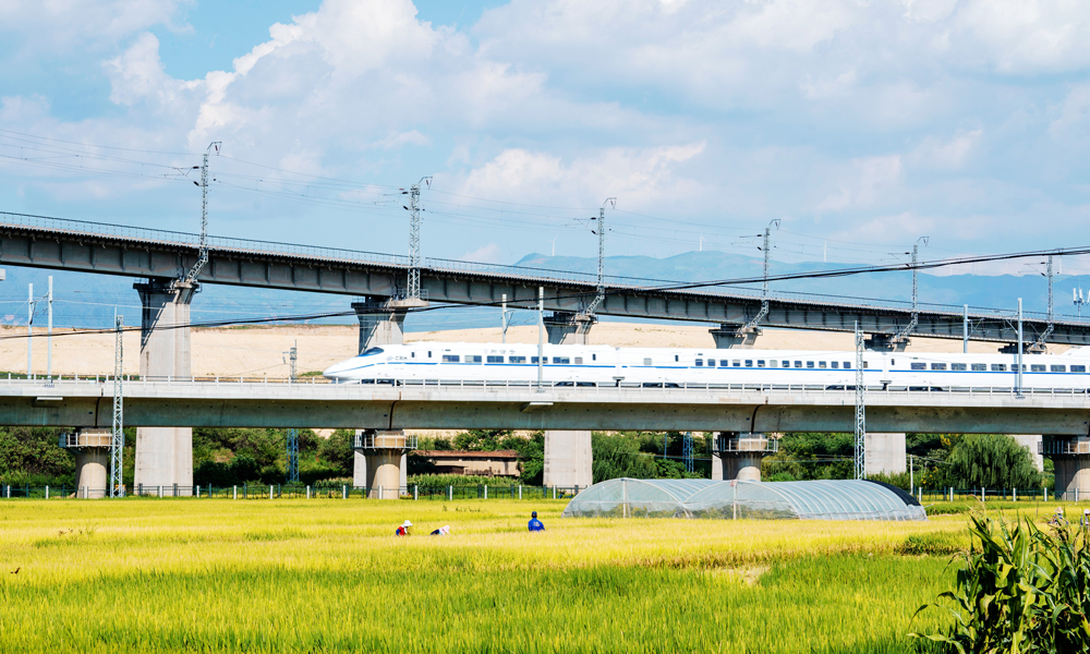 12月16日，中國中鐵多家單位參建的中越國際通道彌勒至蒙自高速鐵路開通運營。昆明南站至紅河站最快69分可達，云南省紅河哈尼族彝族自治州境內彌勒、開遠、蒙自等三地實現半小時通達。