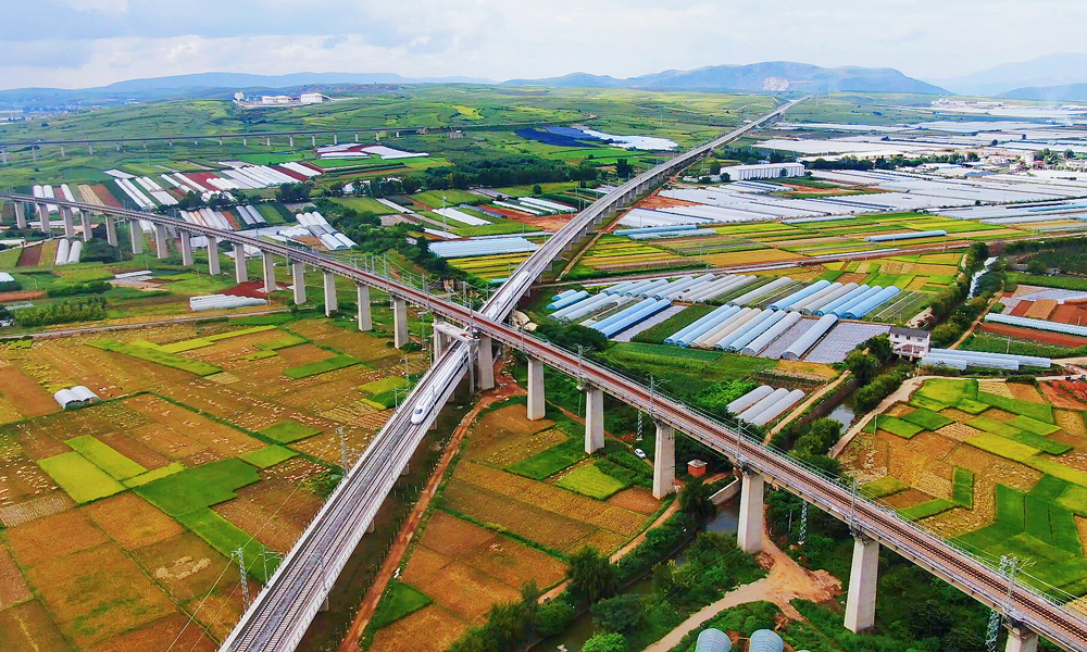 彌蒙高鐵位于云南省紅河哈尼族彝族自治州境內，是我國30個少數民族自治州內的首條城際高鐵，也是泛亞鐵路東通道的重要組成部分。線路北起南寧至昆明高鐵彌勒站，經紅河哈尼族彝族自治州彌勒市、開遠市、蒙自市，南抵蒙自市紅河站，全長106公里，設計時速250公里，全線共設5座車站。橋隧總長48.91公里，占比全線45.8%，是我國西南地區橋隧比較低的復雜艱險山區高速鐵路。