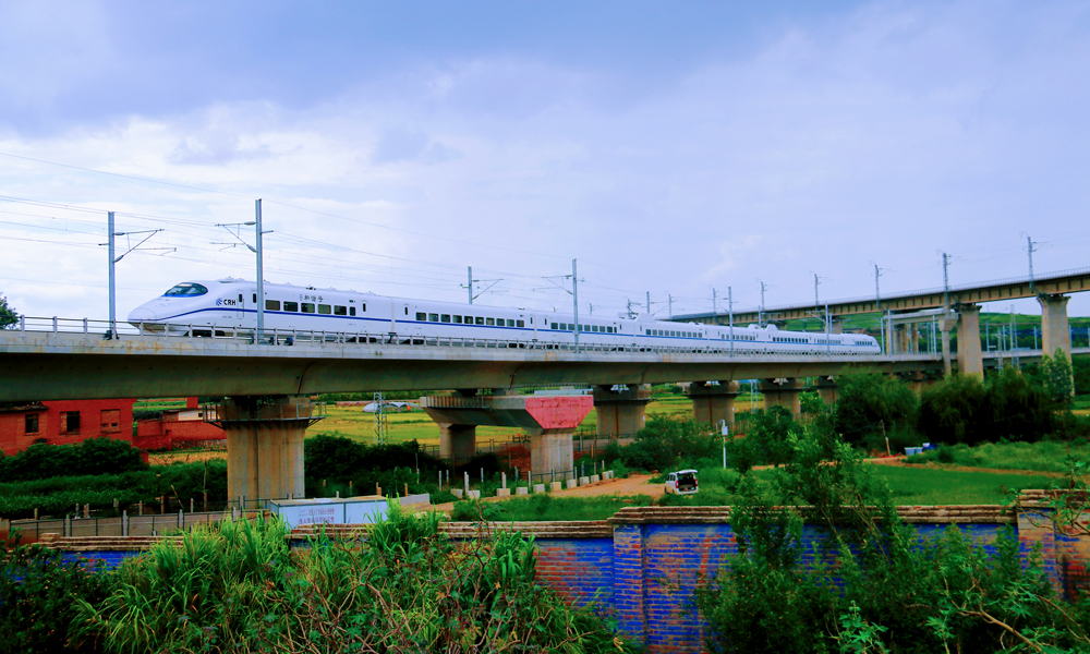 彌蒙高鐵的開通運營，極大便利沿線各族人民群眾出行，助力旅游等產業發展，對支持民族地區加快發展、全面推進鄉村振興、促進高水平對外開放，具有十分重要的意義。