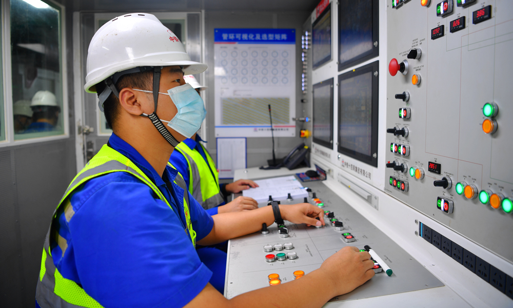 廣湛高鐵正線全長401千米，設(shè)計行車時速350千米，線路起于廣州火車站，途經(jīng)佛山、肇慶、云浮、陽江、茂名、湛江等市，終至湛江北站，工程總投資約998億元，為廣東省建設(shè)里程最長、投資最大的高鐵項目。圖為盾構(gòu)管理人員操作盾構(gòu)機。