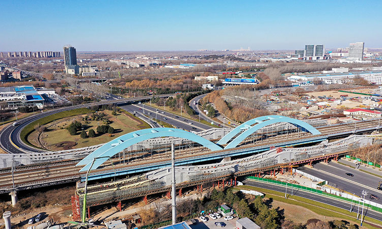 濟(jì)鄭高鐵是國家“八縱八橫”高鐵網(wǎng)的重要組成部分。項(xiàng)目通車后，濟(jì)南到鄭州的通行時間將縮短至1.5小時，將成為中原城市群與山東半島城市群間的快速客運(yùn)通道。圖為12月22日，中鐵十局的工作人員在對濟(jì)鄭高鐵跨濟(jì)南經(jīng)十西路槽型梁進(jìn)行合龍作業(yè)（無人機(jī)照片）。新華社記者 郭緒雷 攝