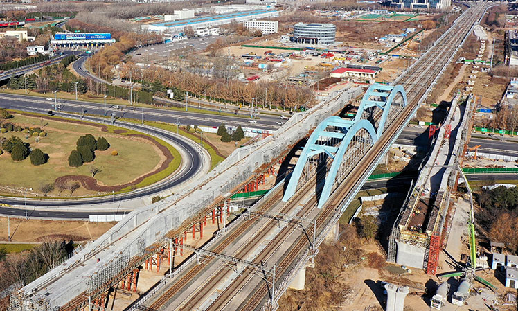 12月22日，中鐵十局的工作人員在對濟(jì)鄭高鐵跨濟(jì)南經(jīng)十西路槽型梁進(jìn)行合龍作業(yè)（無人機(jī)照片）。新華社記者 郭緒雷 攝