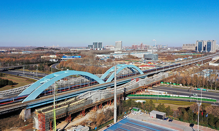 12月22日，中鐵十局的工作人員在對濟(jì)鄭高鐵跨濟(jì)南經(jīng)十西路槽型梁進(jìn)行合龍作業(yè)（無人機(jī)照片）。新華社記者 郭緒雷 攝