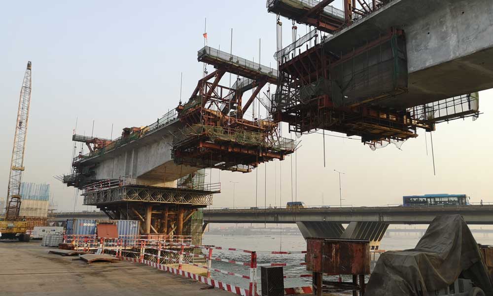 作為非洲第一大人口城市、非洲第一大城市經(jīng)濟(jì)體的拉各斯，輕軌藍(lán)線是該州有史以來(lái)投資規(guī)模最大的基礎(chǔ)設(shè)施工程。輕軌全線建成后將極大緩解拉各斯州的交通壓力，為尼日利亞乃至西非其他國(guó)家的軌道交通系統(tǒng)規(guī)劃與建設(shè)提供積極借鑒。圖為拉各斯跨海大橋架設(shè)現(xiàn)場(chǎng)。