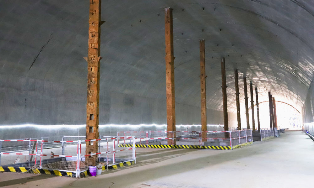 項(xiàng)目屬膨脹土層地帶，膨脹土遇水易膨脹變形、失水會(huì)收縮開(kāi)裂、性質(zhì)極不穩(wěn)定，素有工程“攔路虎”之稱(chēng)。建設(shè)團(tuán)隊(duì)克服管線改遷復(fù)雜和綠化移栽量大等諸多困難，聘請(qǐng)第三方監(jiān)測(cè)機(jī)構(gòu)，在基坑開(kāi)挖階段進(jìn)行全天候24小時(shí)進(jìn)行變形監(jiān)測(cè)。經(jīng)過(guò)426天“突擊戰(zhàn)”，順利完成主體結(jié)構(gòu)圍護(hù)樁的施工。