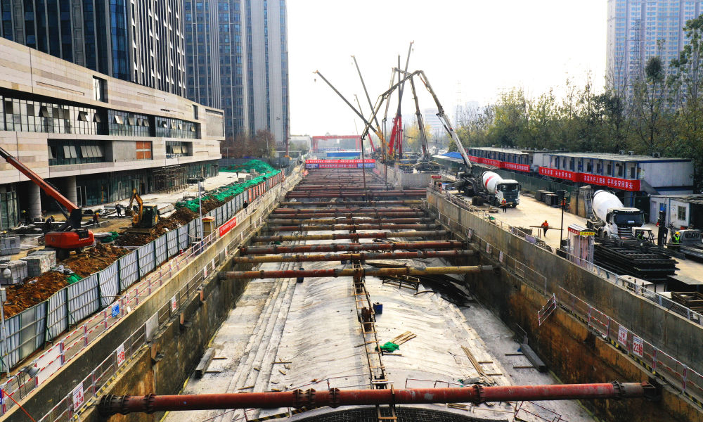 “地鐵車(chē)站施工工藝日趨成熟，簡(jiǎn)約、美觀、新穎成為大部分車(chē)站選擇的風(fēng)格。幸福梅林站弧形拱頂結(jié)構(gòu)新穎而富有韻律，受力安全，節(jié)省材料。作為‘全國(guó)最大’，意味著沒(méi)有先例可以學(xué)習(xí)借鑒，我們面對(duì)‘零基礎(chǔ)’，從頭開(kāi)始探索前進(jìn)，在正式施工前留足時(shí)間組織專(zhuān)家科學(xué)論證，反復(fù)琢磨方案，歷經(jīng)三個(gè)月時(shí)間，最佳施工方案出爐。”該負(fù)責(zé)人說(shuō)。