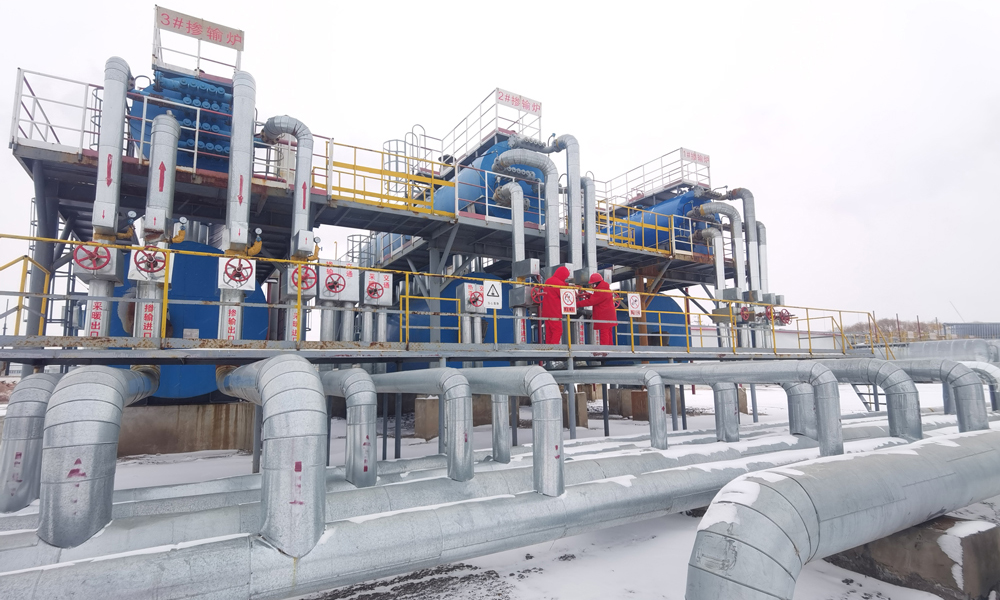 近日，吉林油田持續加強老區綜合治理，鞏固老井挖潛效果。強化注采調整，提高注水效果，夯實穩產基礎。圖為員工在摻輸爐操作臺倒流程。