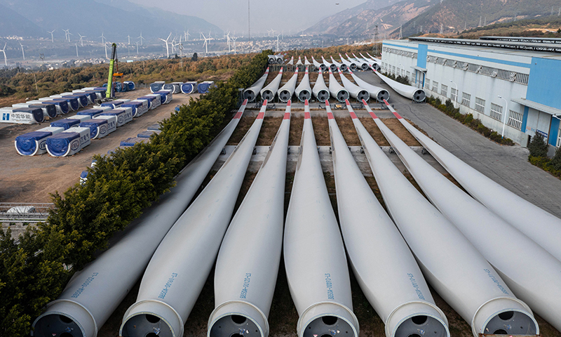 四川省涼山彝族自治州德昌縣風(fēng)電裝備制造產(chǎn)業(yè)園里，風(fēng)電裝備整齊地?cái)[放在東方電氣風(fēng)電（涼山）有限公司內(nèi)（無(wú)人機(jī)照片，1月2日攝）。新華社記者 江宏景 攝