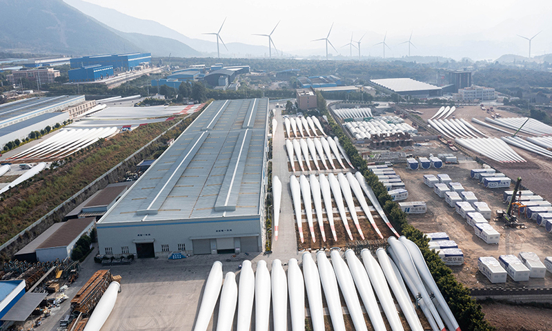 四川省涼山彝族自治州德昌縣風(fēng)電裝備制造產(chǎn)業(yè)園里，風(fēng)電裝備整齊地?cái)[放在東方電氣風(fēng)電（涼山）有限公司內(nèi)（無(wú)人機(jī)照片，1月2日攝）。新華社記者 江宏景 攝