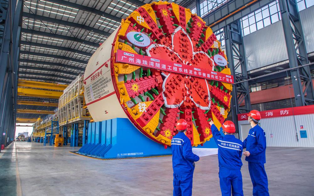 海珠灣隧道線路全長4.35公里，其中盾構(gòu)段長2077米，管片外徑14.5米，是珠江流域首條超大直徑市政盾構(gòu)隧道。盾構(gòu)施工長距離穿越珠江三角洲地區(qū)上軟下硬的復(fù)雜紅層地質(zhì)，兩次穿越地層斷裂破碎帶、兩次穿越珠江航道，盾構(gòu)區(qū)間最大埋深48米，是目前廣州乃至全國超大盾構(gòu)隧道工程中對施工環(huán)境和建造水平要求較高的項目之一。圖為“開路先鋒號”盾構(gòu)機。