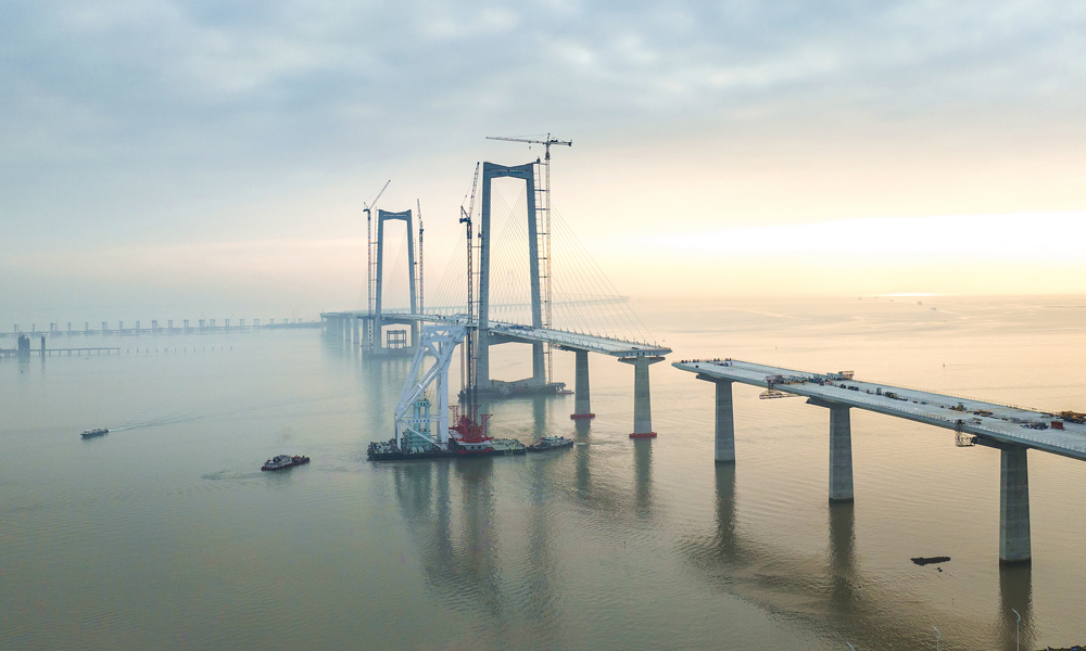 深中通道是粵港澳大灣區核心樞紐工程，集“橋、島、隧、水下互通”于一體，全長約24公里，橋梁工程長約17公里，其中海上非通航孔橋長約11.4公里，共需制架鋼箱梁138片、混凝土箱梁155片，梁體種類多、噸位重，運輸線路長，架設精度要求高。