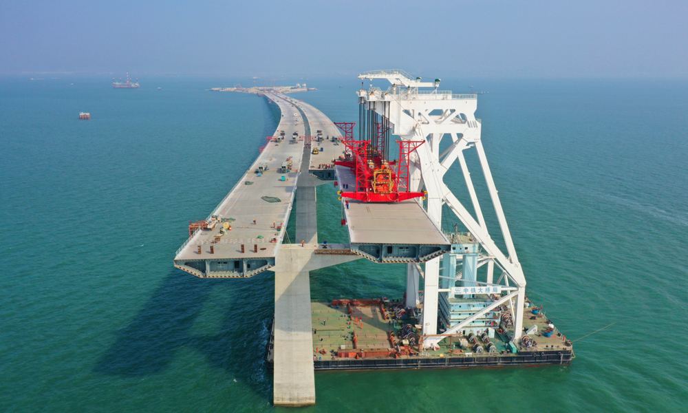 下一步，海上非通航孔橋將開展鋼箱梁線型調整和環焊、混凝土箱梁濕接縫、路面及附屬工程施工。據悉，目前深中通道海底隧道已完成31個沉管管節安裝，還有一個管節正在施工，伶仃洋橋將于近期開展首片箱梁吊裝作業。