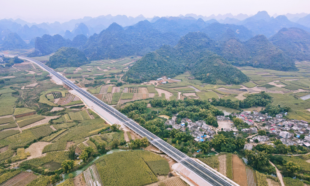 1月10日，廣西大新至憑祥段高速公路正式通車運營。大憑高速于2020年3月開工建設，是巴馬至憑祥公路的重要組成部分。