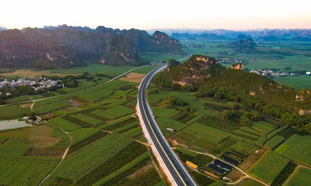 大憑高速主線全長146.1公里，中國建筑旗下中建八局承建的第四合同段項目全長22公里，共設隧道12條，橋梁7座，并承建全線房建工程。