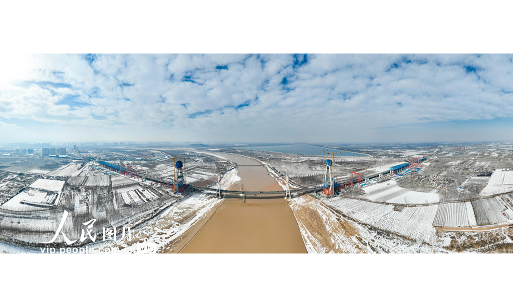 2023年1月16日，山東濟(jì)南黃河公路大橋擴(kuò)建工程正在有序推進(jìn)。由濟(jì)南城市建設(shè)集團(tuán)投資、中交一公局集團(tuán)承建的濟(jì)南黃河公路大橋擴(kuò)建工程全長(zhǎng)7.748公里，總投資95.81億元。徐舟 攝