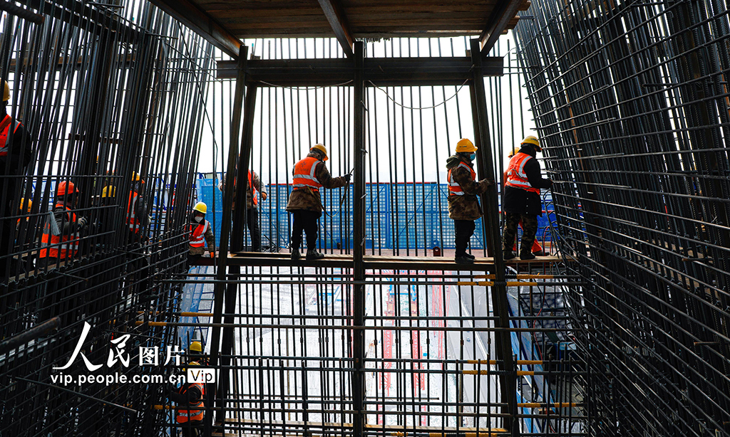 2023年1月16日，山東濟(jì)南黃河公路大橋擴(kuò)建工程正在有序推進(jìn)。由濟(jì)南城市建設(shè)集團(tuán)投資、中交一公局集團(tuán)承建的濟(jì)南黃河公路大橋擴(kuò)建工程全長(zhǎng)7.748公里，總投資95.81億元。徐舟 攝