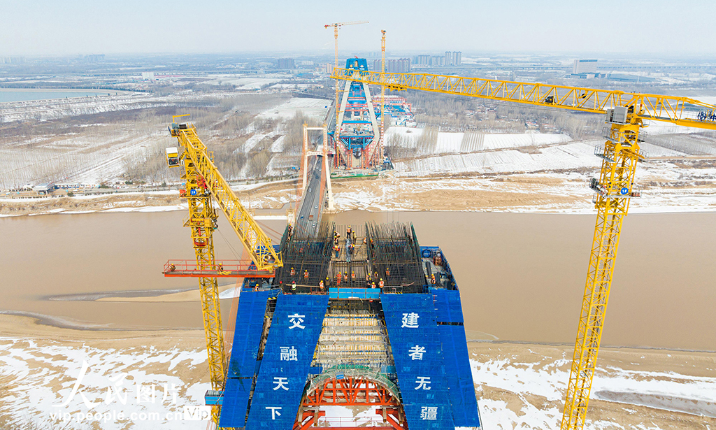 2023年1月16日，山東濟(jì)南黃河公路大橋擴(kuò)建工程正在有序推進(jìn)。由濟(jì)南城市建設(shè)集團(tuán)投資、中交一公局集團(tuán)承建的濟(jì)南黃河公路大橋擴(kuò)建工程全長(zhǎng)7.748公里，總投資95.81億元。徐舟 攝