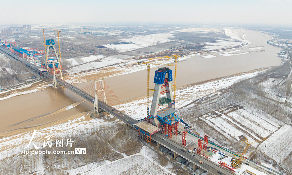 2023年1月16日，山東濟(jì)南黃河公路大橋擴(kuò)建工程正在有序推進(jìn)。由濟(jì)南城市建設(shè)集團(tuán)投資、中交一公局集團(tuán)承建的濟(jì)南黃河公路大橋擴(kuò)建工程全長(zhǎng)7.748公里，總投資95.81億元。徐舟 攝
