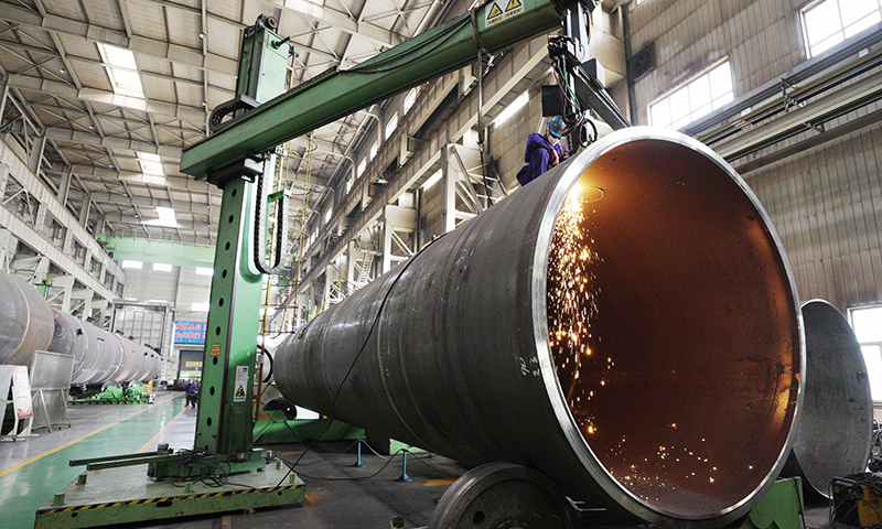 作為我國發(fā)電設(shè)備制造業(yè)的領(lǐng)軍企業(yè)，哈電集團所屬企業(yè)在春節(jié)期間加緊生產(chǎn)，保障訂單完成進度，力爭新春“開門紅”。圖為1月25日，工人在哈電集團哈爾濱鍋爐廠有限責(zé)任公司生產(chǎn)車間內(nèi)作業(yè)。新華社記者 王建威 攝