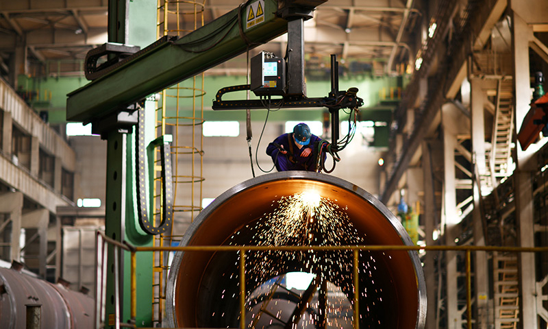 1月25日，工人在哈電集團哈爾濱鍋爐廠有限責(zé)任公司生產(chǎn)車間內(nèi)作業(yè)。新華社記者 王建威 攝