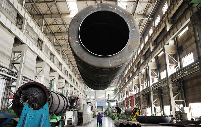 1月25日，工人在哈電集團哈爾濱鍋爐廠有限責(zé)任公司生產(chǎn)車間內(nèi)作業(yè)。新華社記者 王建威 攝