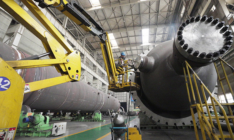 1月25日，工人在哈電集團哈爾濱鍋爐廠有限責(zé)任公司生產(chǎn)車間內(nèi)作業(yè)。新華社記者 王建威 攝