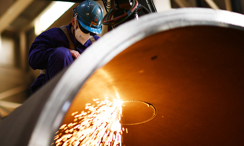 1月25日，工人在哈電集團哈爾濱鍋爐廠有限責(zé)任公司生產(chǎn)車間內(nèi)作業(yè)。新華社記者 王建威 攝