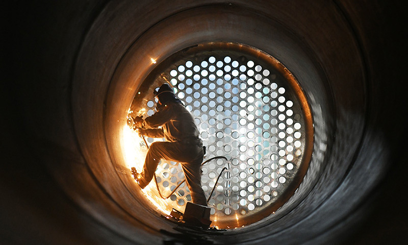 1月25日，工人在哈電集團哈爾濱鍋爐廠有限責(zé)任公司生產(chǎn)車間內(nèi)作業(yè)。新華社記者 王建威 攝