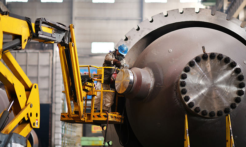 1月25日，工人在哈電集團哈爾濱鍋爐廠有限責(zé)任公司生產(chǎn)車間內(nèi)作業(yè)。新華社記者 王建威 攝