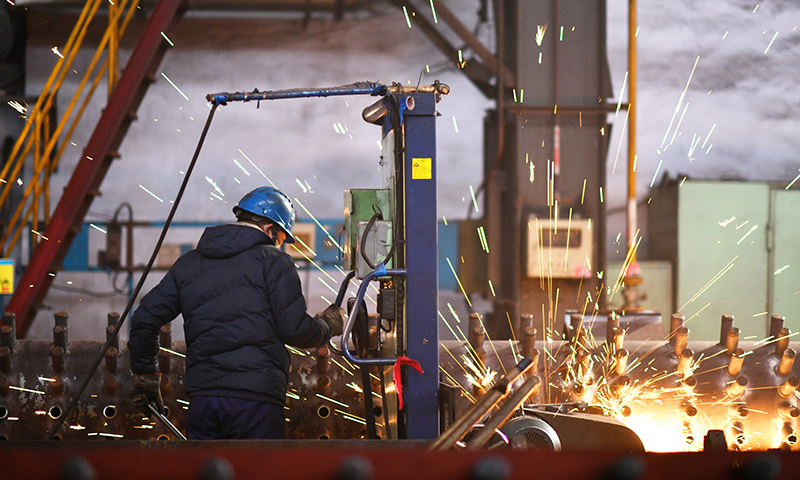 1月25日，工人在哈電集團哈爾濱鍋爐廠有限責(zé)任公司生產(chǎn)車間內(nèi)作業(yè)。新華社記者 王建威 攝