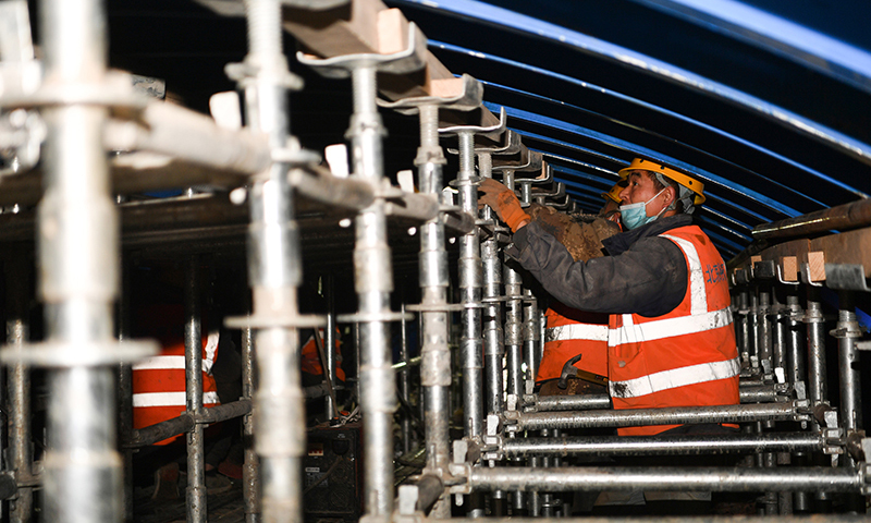 1月25日，中建三局西北公司工人在西安地鐵8號線建設項目工地施工。新華社記者 張博文 攝