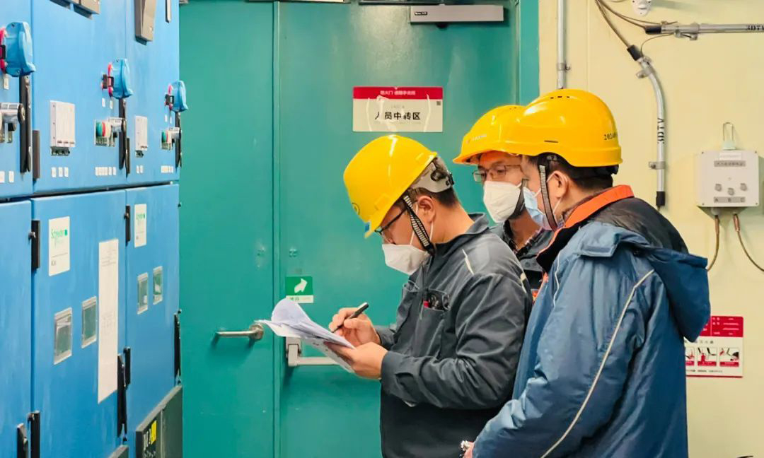 1月28日，正趕上紅沿河核電3號機(jī)組大修B列停盤后的恢復(fù)送電工作。送電工作是此次大修后半段關(guān)鍵路徑執(zhí)行的前提，關(guān)乎大修后續(xù)工作的順利推進(jìn)。遼寧紅沿河核電有限公司大修團(tuán)隊(duì)嚴(yán)格執(zhí)行各項(xiàng)操作，為大修后續(xù)工作安全順利推進(jìn)作出貢獻(xiàn)。