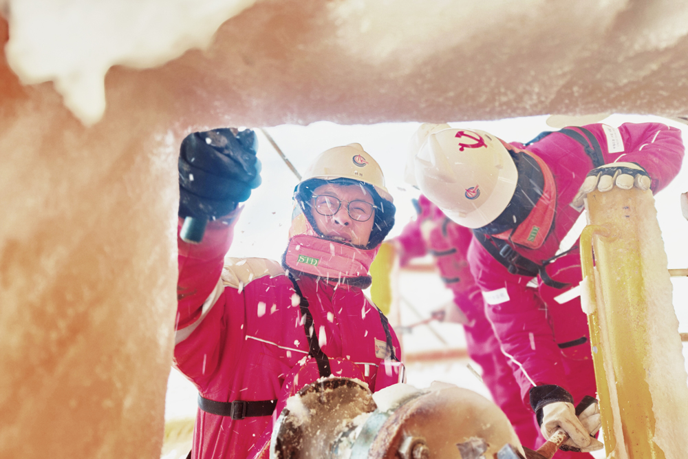 1月23日，有限天津分公司蓬勃作業公司CEPB平臺一線員工合力清雪破冰，除去潛在隱患，保障巡檢和施工作業安全。袁偉亮 林琳 攝