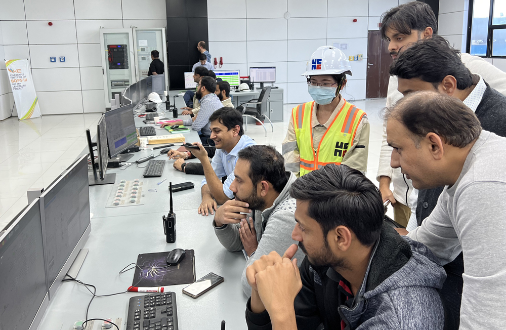 近日，在巴基斯坦濱佳勝三期項(xiàng)目現(xiàn)場(chǎng)，為調(diào)整出執(zhí)行2號(hào)機(jī)組勵(lì)磁試驗(yàn)規(guī)定的有功功率和無功功率，工作人員配合調(diào)度指示，認(rèn)真操作主變壓器分接、實(shí)時(shí)觀察電網(wǎng)參數(shù)變化。最終，經(jīng)多次細(xì)微調(diào)整，順利達(dá)成操作目標(biāo)，完成試驗(yàn)項(xiàng)目。