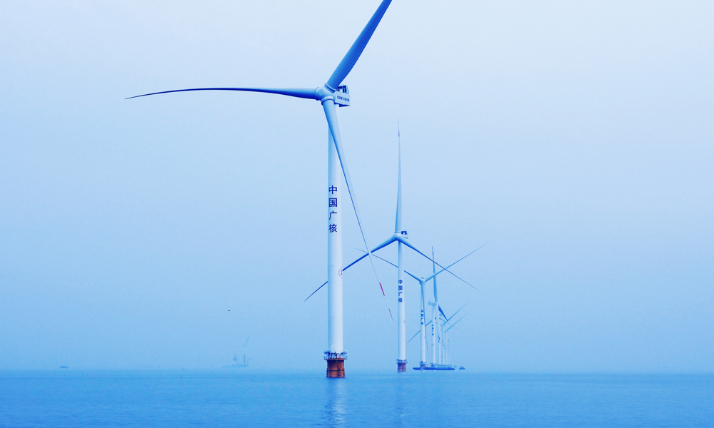 近日，國內首個海上風電與海洋牧場融合發展研究實驗項目煙臺萊州30萬千瓦海上風電場全容量投運，實現了中廣核在我國北方海域海上風電建設“零”的突破。