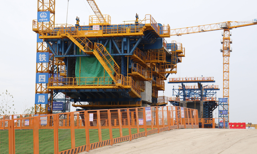 近日，用于滬渝蓉高鐵武宜段2標的懸臂智慧造橋機通過試驗認證，標志著中國中鐵旗下中鐵四局主導研發的智慧造橋機將正式投入量產，為加速高鐵建設注入新的科技動能。