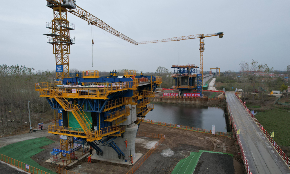 目前，智慧造橋機已經開始跨民樂渠連續梁第三個節段澆筑工作，其迅速的投入使用，將為滬渝蓉高鐵加速連接長三角城市群、長江中游城市群、成渝城市群在內的長江經濟帶，極大的實現經濟聯動，為武漢打造新時代九省通衢貢獻力量。