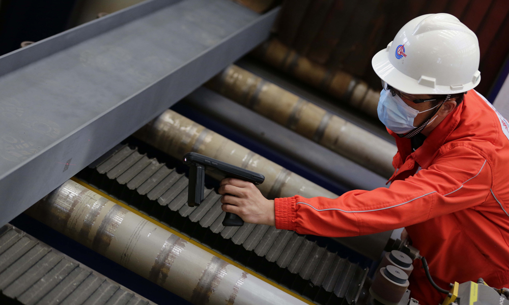 2月15日，43名“海上美容師”正在給渤中29-6油田平臺“穿新衣”，粉刷，反復(fù)陰干，打磨，再涂上五彩斑斕的色彩……這是我國首個(gè)海洋油氣裝備“智能制造”項(xiàng)目——渤中29-6油田開發(fā)項(xiàng)目的尾項(xiàng)工作，該項(xiàng)目已進(jìn)入投產(chǎn)倒計(jì)時(shí)。